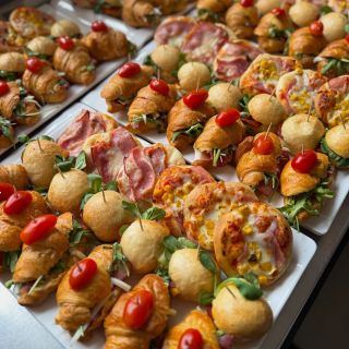 Takéto rôznorodé dobroty nájdeš len u nás😍 Každý si príde na svoje – od mini croissantov až po mini pizze🥐🍕 #obcerstvenie...