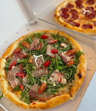 Áno, toto je naša pizza — poctivá, krásna a vynikajúca!🥰 #pizza #pizzatn #uni #unipizza #trencin #dovozdarma