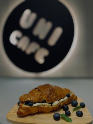 Čerstvý croissant, ovocie a pohoda🥰 Presne takto začína dobrý deň🩷 #ranajky #dobrerano #uni #uniranajky #trencin