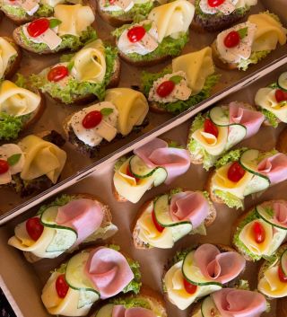 Ak niečo zo stola zmizne ako prvé, sú to rozhodne naše chlebíčky🥪😋 #vzdy #cerstve #chlebicky #obcerstvenie #trencin #uni...